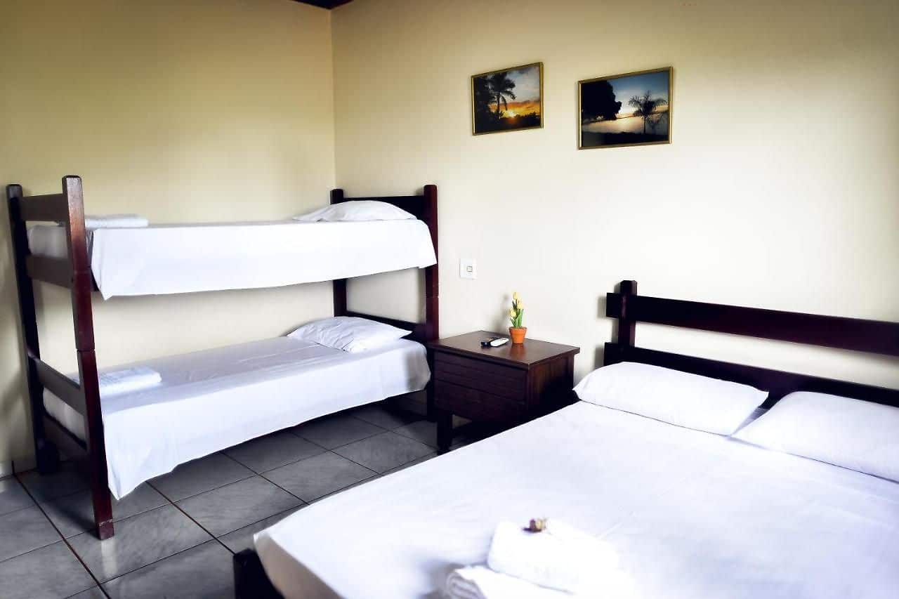 Interior dos quartos, cama de solteiro e de casal
