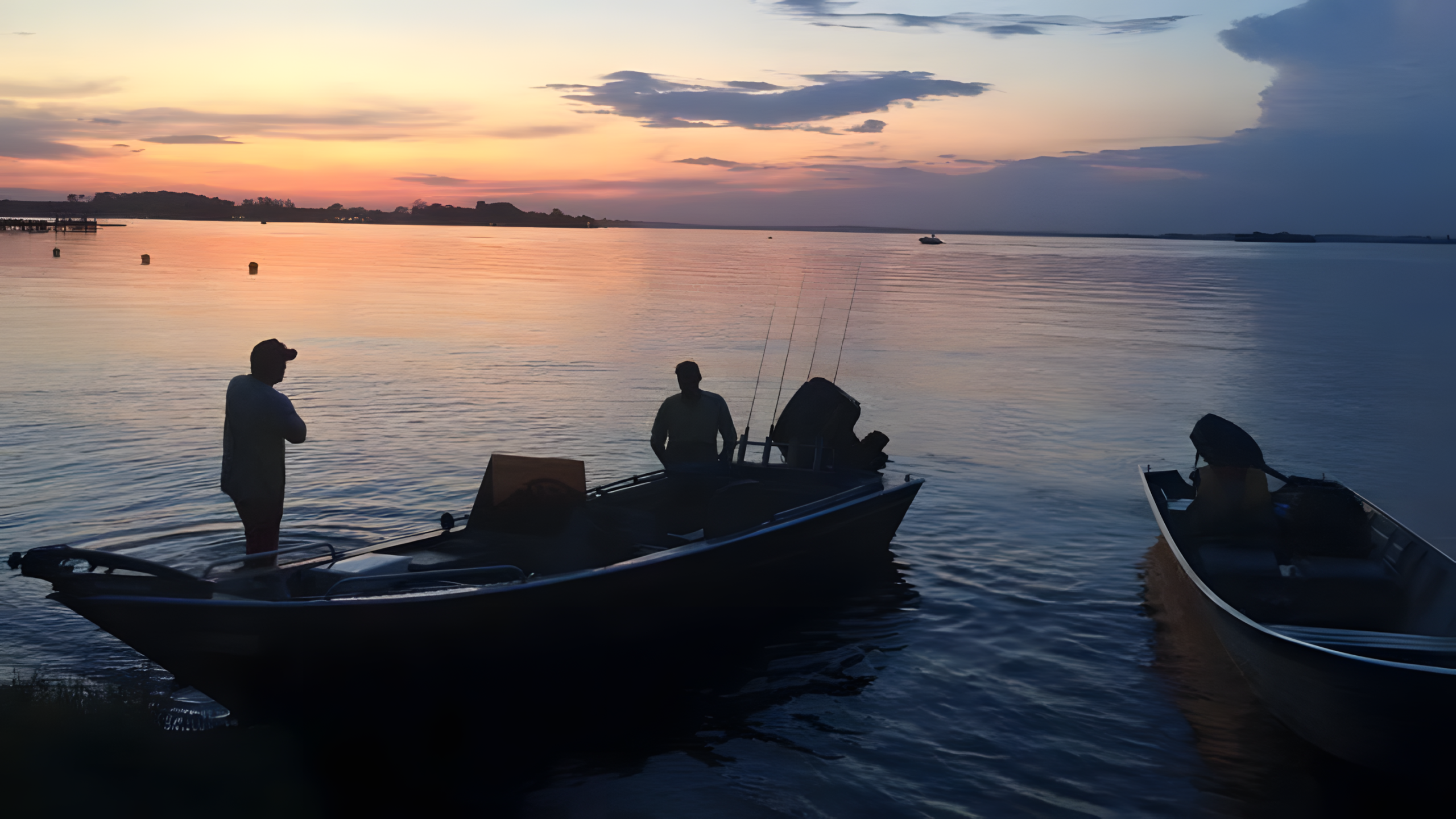 Pescador em barco no rio da Pousada Ouro Novo